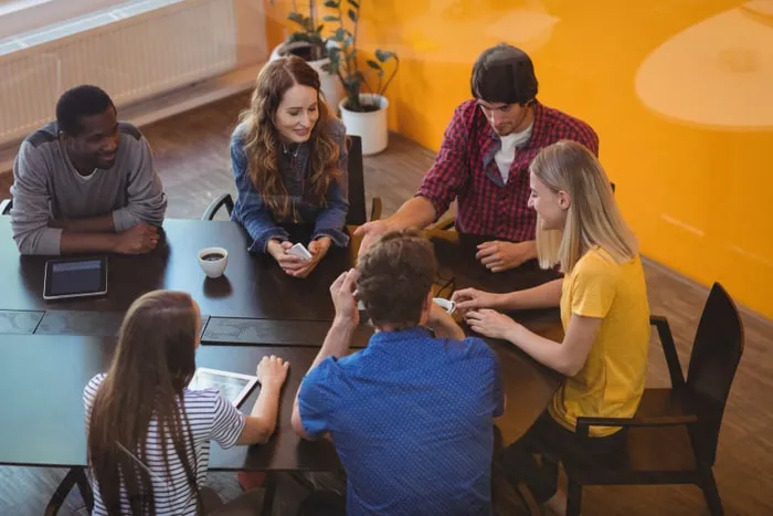 Equipo de trabajo reunido alrededor de una mesa